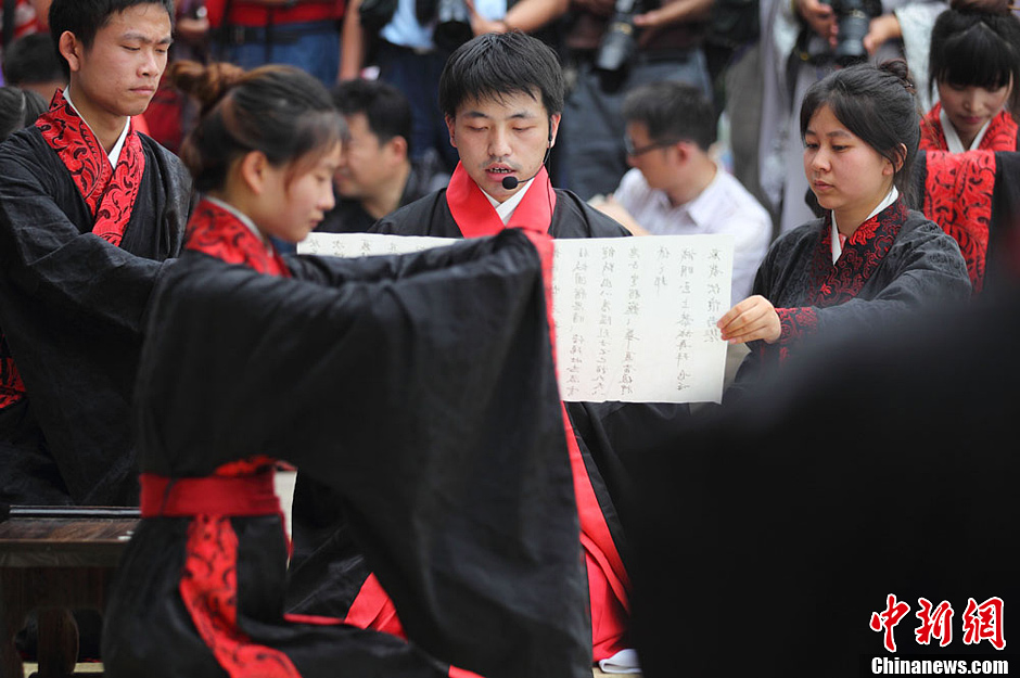 南京年輕人著漢服行古禮祭屈原迎端午