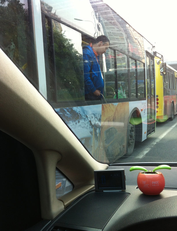 廈門男子公交車上撒尿