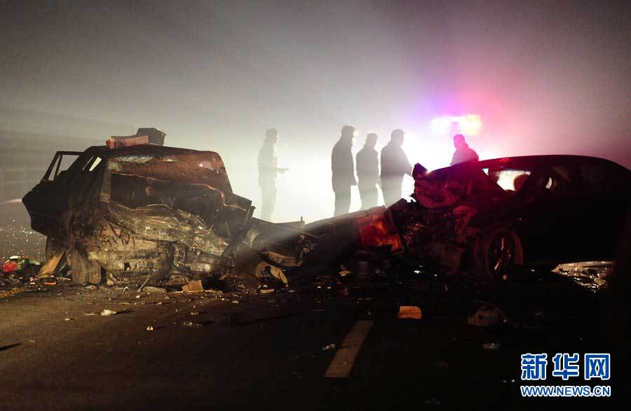 2013年1月9日，合肥，事故現(xiàn)場，兩輛受損車輛已經(jīng)全部變形