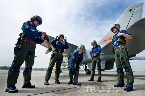 飛豹首批女飛行員：飛“爺們機(jī)”不在話下