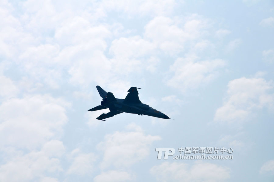 飛豹首批女飛行員：飛“爺們機(jī)”不在話下