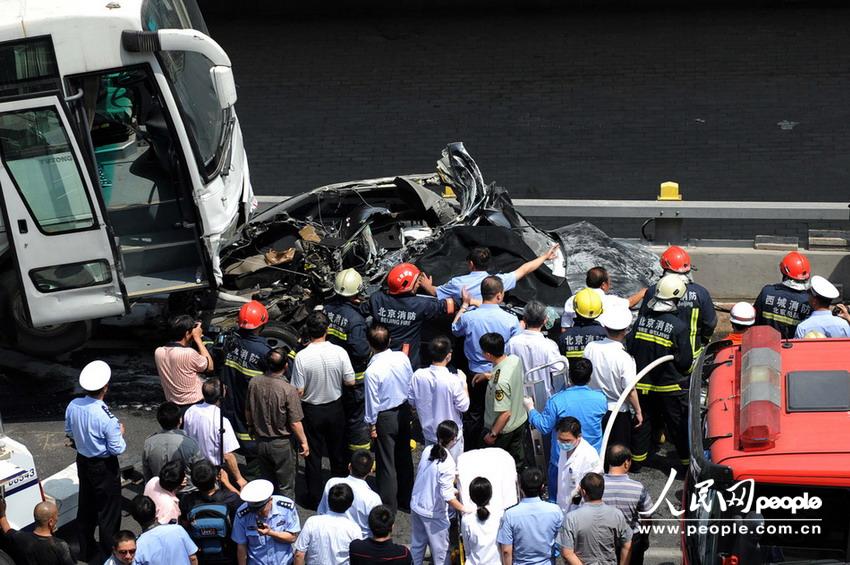 北京大客車追尾碾壓奧迪司機(jī)被困車中。