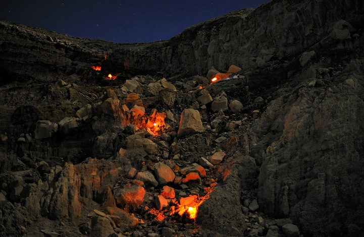 印尼硫磺礦工火山口"淘金"