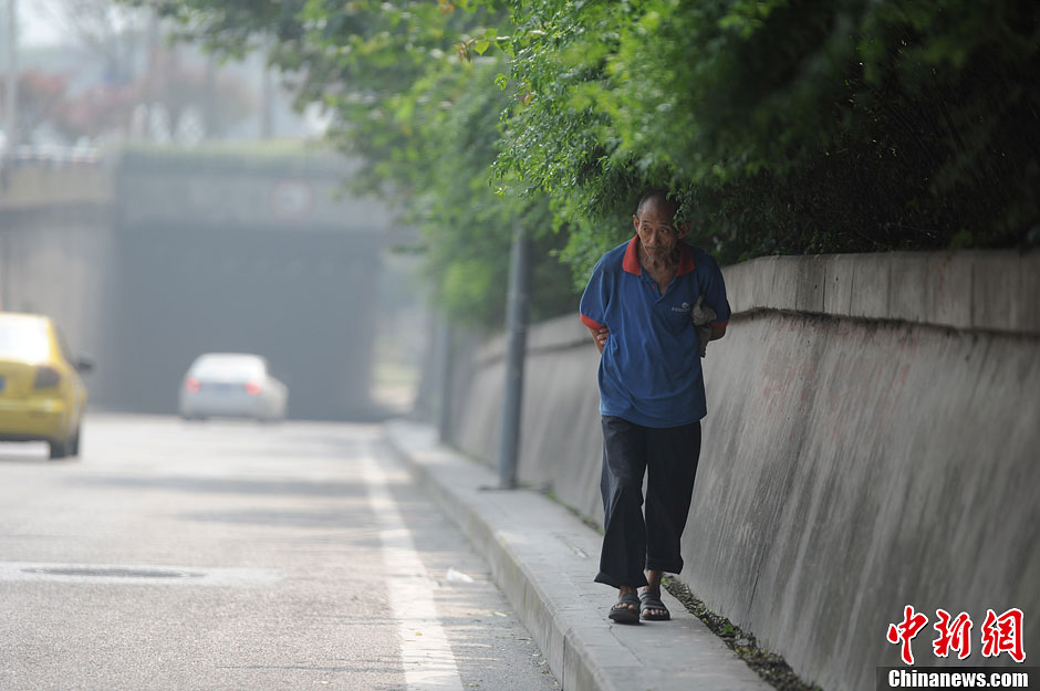 重慶最窄人行道 最窄一段僅15厘米