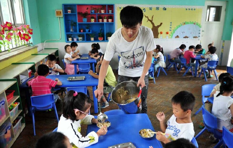 幼兒園90后“男阿姨”的一天