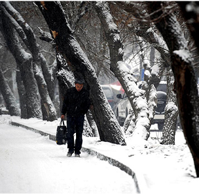 大雪襲烏魯木齊機(jī)場(chǎng)