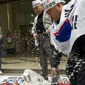 韓愛國(guó)團(tuán)體銷毀日貨