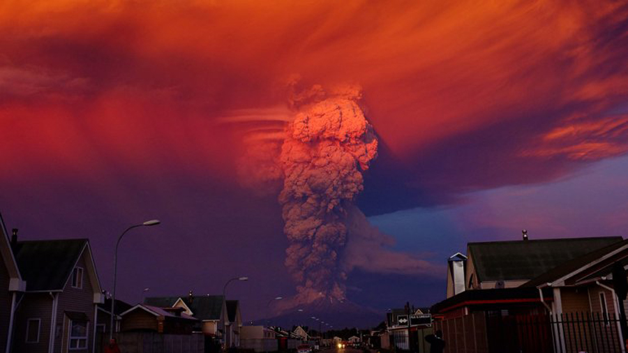 智利卡爾布科火山爆發(fā) 血色漫天如末日降臨