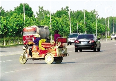 由于沒有硬隔離，鄭開大道上經(jīng)常出現(xiàn)機(jī)動車橫穿馬路的現(xiàn)象