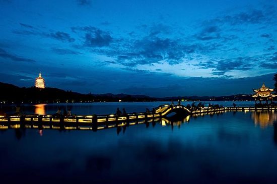 雷峰塔夜景 攝影：銹劍