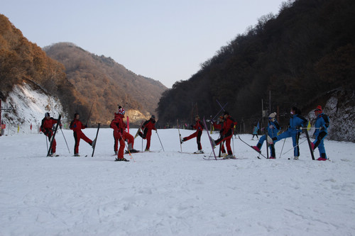 小伙伴們：抓緊時間到甘山滑雪場滑雪嘍