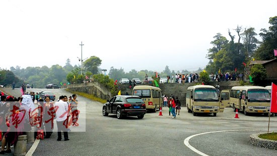 “三月三”旅游火爆 景區(qū)現(xiàn)客流高峰