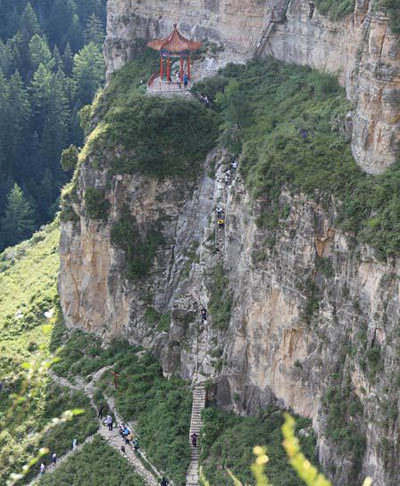 　　翔鳳山懸崖棧道