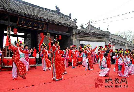 游客參觀清明小長假新推出的本土特色節(jié)目《鼓樂迎賓》。