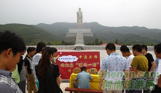 堯山中原大佛景區(qū)公開請(qǐng)游客留名“到此一游”