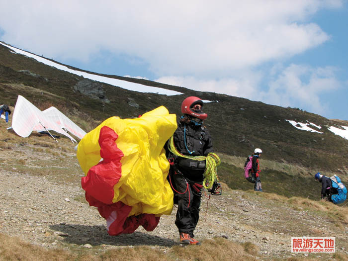 滑翔傘美女帶你御風(fēng)而行