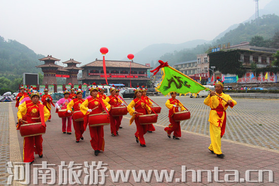 八里溝景區(qū)舉辦“錦繡十年情系八里溝”慶典活動(dòng)