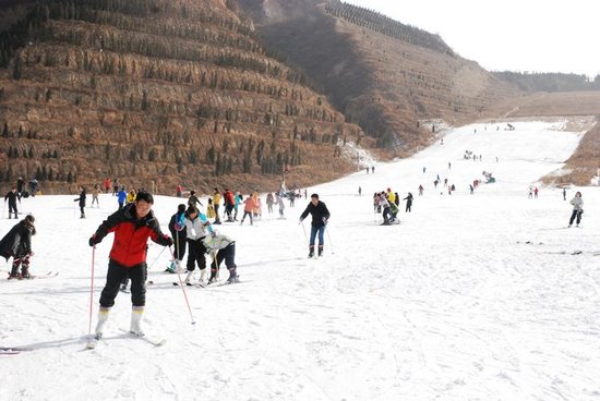 體驗冬季旅游滑雪 玩轉(zhuǎn)酷炫冰雪世界