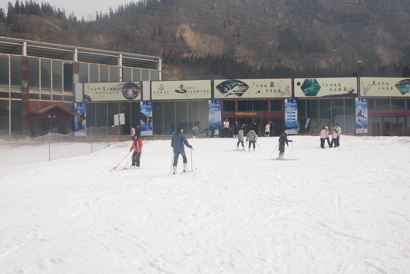 體驗冬季旅游滑雪 玩轉(zhuǎn)酷炫冰雪世界