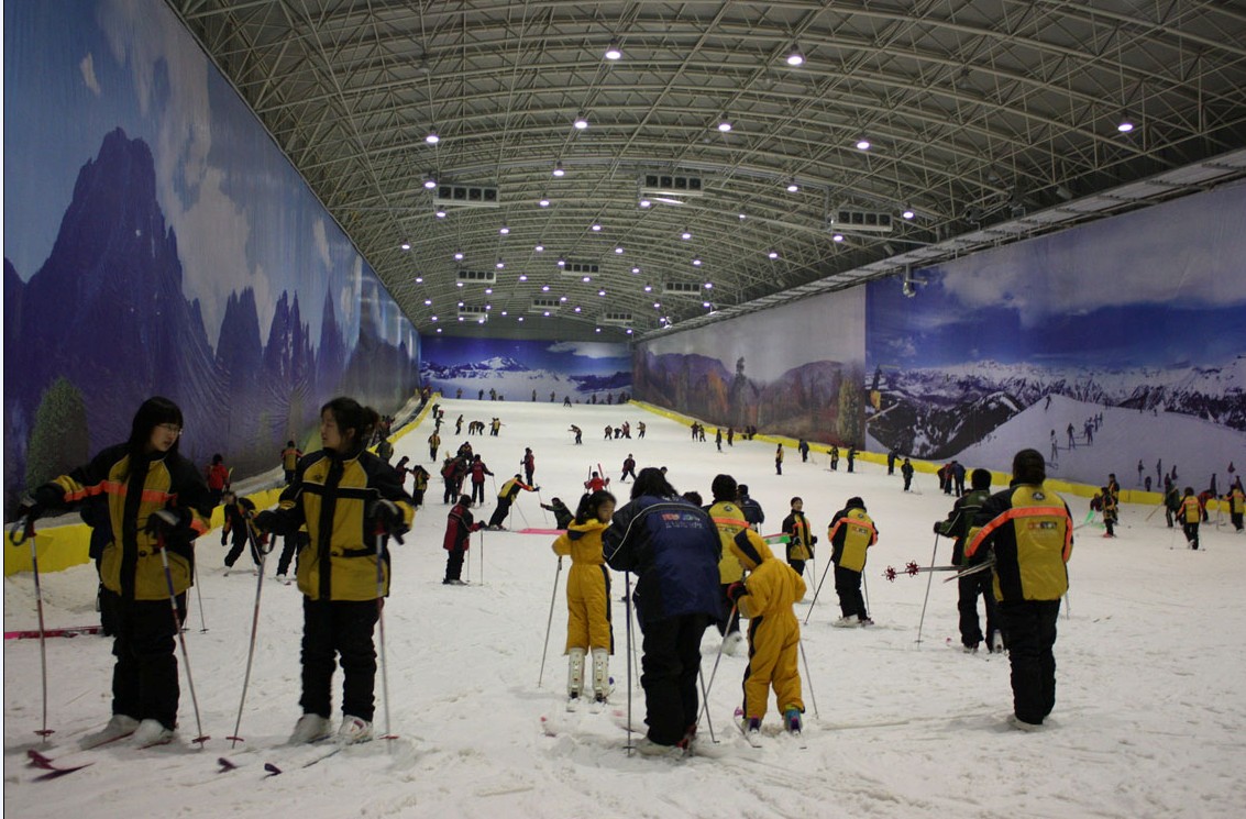 體驗冬季旅游滑雪 玩轉(zhuǎn)酷炫冰雪世界