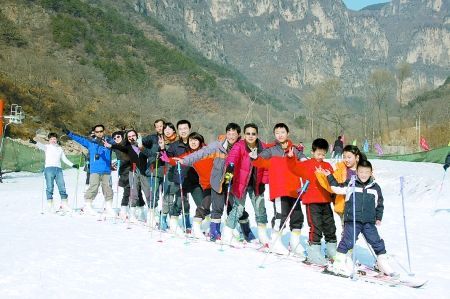 體驗冬季旅游滑雪 玩轉(zhuǎn)酷炫冰雪世界