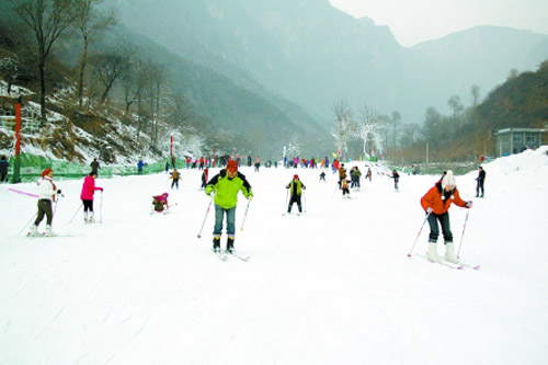 體驗冬季旅游滑雪 玩轉(zhuǎn)酷炫冰雪世界