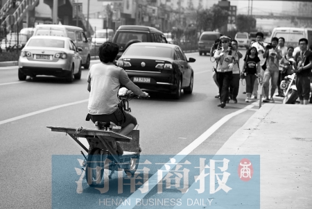 剛駛出隧道口，騎電動(dòng)車的他被交警攔下 邱曉峰/攝