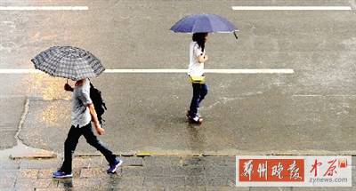 昨天傍晚，市民在雨中行走。