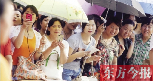 7月6日，鄭州市文化路省實(shí)驗(yàn)中學(xué)小升初測評點(diǎn)，家長們聚集在一起，焦急地等待自己的孩子走出考場 劉棟杰