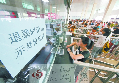 洛陽火車站退票窗口前，一名乘客正在退票。