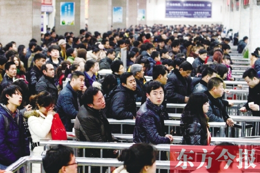 鄭州火車站迎來節(jié)后最后一波客流高峰。昨日，售票廳內(nèi)人頭攢動