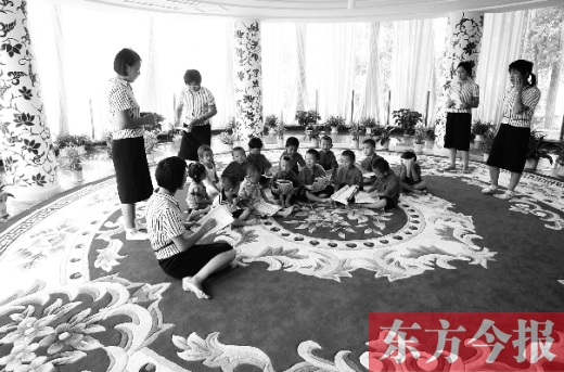 鄭州一幼兒園里的孩子在老師的帶領(lǐng)下讀《論語(yǔ)》。