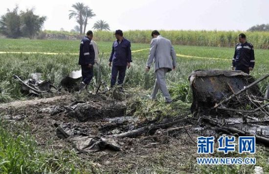 2月26日，在埃及旅游城市盧克索附近，警察和救援人員在發(fā)生熱氣球爆炸事故的現(xiàn)場(chǎng)查看熱氣球殘骸。