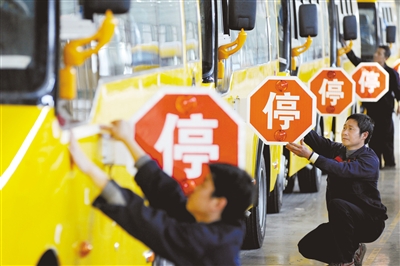 4月28日，江西上饒，江西博能上饒客車(chē)員工正在為銷(xiāo)往廣東客戶(hù)的訂單大鼻子校車(chē)做最后的質(zhì)量安檢。圖/CFP