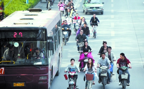 “電動車管理辦法”出臺后，市民騎電動車或許不會那么“隨意”（資料圖）　記者 趙卓/攝