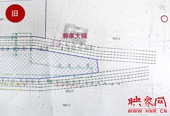 原先圖紙上顯示，在紫荊山路東側(cè)和西側(cè)，各設(shè)計了4條臨時通道。