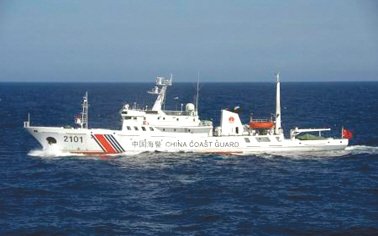 24日在釣魚島附近海域巡航的中國(guó)海警船。