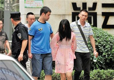 一名女犯罪嫌疑人被警方押出。新華社記者 薛玉斌 攝