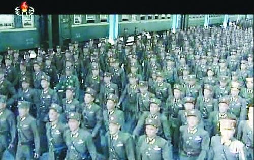 約2萬名朝鮮朝鮮人民軍基層軍官近日陸續(xù)抵達(dá)平壤，準(zhǔn)備出席軍方大會(huì)。