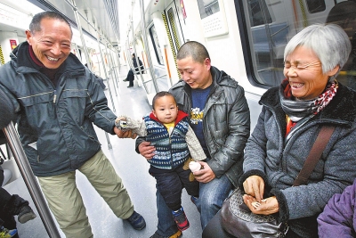 乘客中有80歲的老人，也有幾歲大的小孩，他們眼神共同傳遞著：新鮮和好奇。記者王錚攝