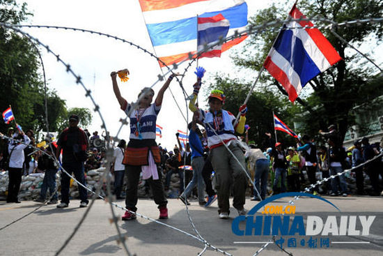 泰國總理英拉離開曼谷數(shù)日 槍聲爆炸聲擾亂抗議活動