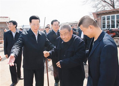 3月26日，張高麗在吉林省農安縣農安鎮(zhèn)小橋子村看望貧困戶王井山一家。