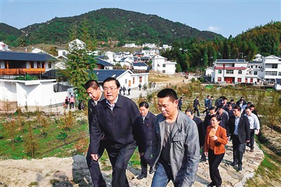 3月25日，張德江在福建省上杭縣古田鎮(zhèn)吳地村看望群眾。