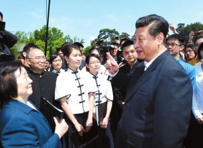 習近平在校園觀看北大師生紀念五四運動95周年青春詩會時同朗誦者親切交談。新華社發(fā)