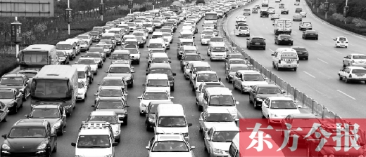 21日，鄭州市中州大道，大量擁堵的汽車(chē)將寬寬的道路變成“停車(chē)場(chǎng)”