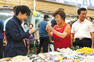 5日，韓國(guó)首爾，韓國(guó)總統(tǒng)樸槿惠在中秋前視察市場(chǎng)，購(gòu)買(mǎi)過(guò)節(jié)食品。