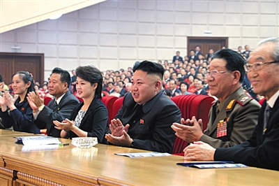 　5月19日，金正恩和夫人李雪主觀看演出，金與正（左一）坐在金正恩右邊第三個(gè)位置。