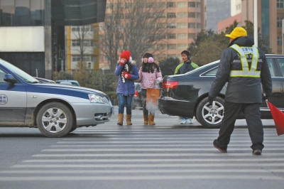 過斑馬線，行人左顧右盼，汽車寸土必爭。