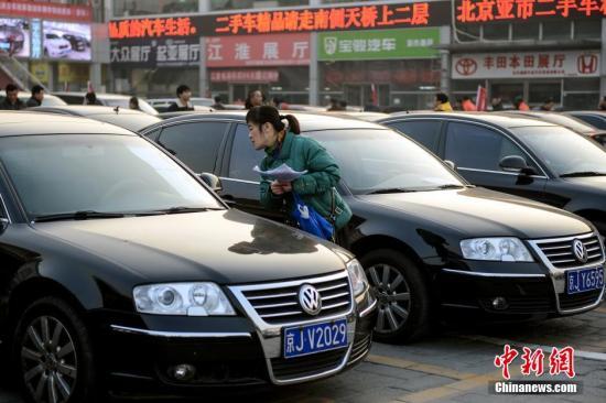 1月23日，北京亞運(yùn)村汽車交易市場(chǎng)中拓拍賣停車場(chǎng)上人頭攢動(dòng)。