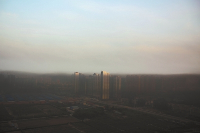 鄭州遇“平流霧”，上空晴朗，城市被黑霧籠罩